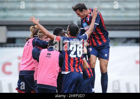 Foto Claudio Martinelli/LaPresse 27 settembre 2020 - Padova - Italia Sport calcio Padova vs Imolese Calcio 1919 - Campionato di calcio Serie C 2020/2021 Girone B - Stadio &#x201C;Euganeo&#x201D;Nella foto: Lombardi esulta con i compagni dopo il gol (0-1)Foto Claudio Martinelli/LaPresse 27th. September 2020 Padua Italienischer Fußball Calcio Padova vs Imolese Calcio 1919 - Italienische Fußballmeisterschaft Liga C - Pool B - 2020/2021 - &#x201C;Euganeo&#x201D; Stadion. Im Bild: Lombardi feiert mit seinen Teamkollegen nach dem Tor (0-1) Stockfoto