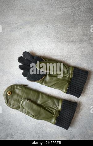 Stylische grüne Leder-Handschuhe-Fäustlinge für Frauen, mit Reißverschluss Stockfoto