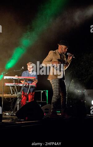 Musikfestival zwischen Klippen und Weinbergen auf der Domaine de l'Hortus. Pat Kalla & die Mojo Band im Konzert. Valflaunes, Ockzitanien, Frankreich Stockfoto