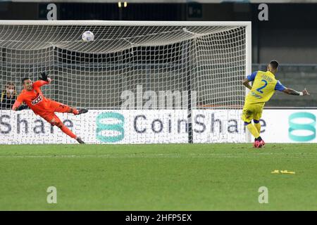 Paola Garbuio/LaPresse 30. September 2020 Verona, Italien Sportfußball Chievo Verona vs Catanzaro - Italienischer Fußballpokal 2020/2021 zweite Runde - Bentegodi Stadion. Im Bild: Illanes julians Strafe Stockfoto