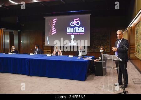 Foto Fabrizio Corragetti/LaPresse 01 ottobre 2020 Roma , Italia Sport Cicismo Rai Viale Mazzini - Sala degli Arazzi Presentazione del palinsesto Rai per il Giro d'Italia Nella foto: Marcello Foa &#X2013;&#xa0;Presidente RaiPhoto Fabrizio Corragetti/LaPresse 01. oktober 2020 Rom , Italien Sport RadsportRai TV präsentiert den Programmplan des Senders für die Ausgabe des Giro d&#X2019;Italia 2020. Stockfoto