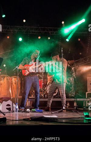 Musikfestival zwischen Klippen und Weinbergen auf der Domaine de l'Hortus. Pat Kalla & die Mojo Band im Konzert. Valflaunes, Ockzitanien, Frankreich Stockfoto