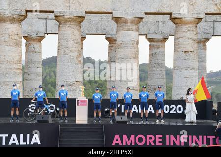 Fabio Ferrari/LaPresse 01. Oktober 2020 Segesta, Palermo (Italien) Sport Cycling Giro d'Italia 2020 - Ausgabe 103th - Team Präsentation auf dem Bild: Während der Präsentation - MOVISTAR TEAM Stockfoto