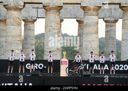 Fabio Ferrari/LaPresse 01. Oktober 2020 Segesta, Palermo (Italien) Sport Cycling Giro d'Italia 2020 - Ausgabe 103th - Teampräsentation im Bild: Während der Präsentation - TEAM SUNWEB Stockfoto