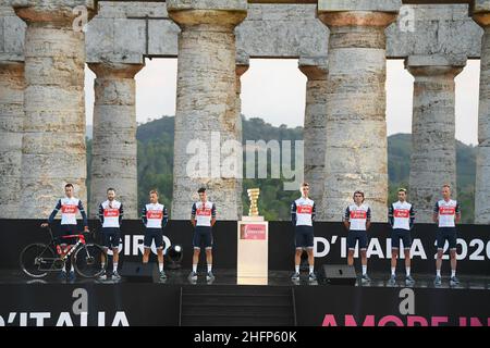 Fabio Ferrari/LaPresse 01. Oktober 2020 Segesta, Palermo (Italien) Sport Cycling Giro d'Italia 2020 - Ausgabe 103th - Team-Präsentation auf dem Bild: Während der Präsentation - TREK - SEGAFREDO Stockfoto