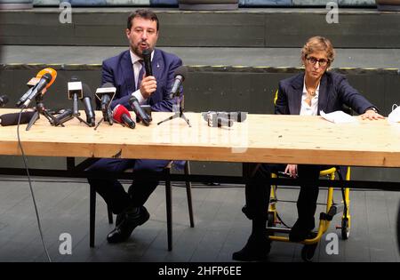 Mauro Scrobogna /LaPresse 03. Oktober 2020&#xa0; Catania Italien politischer Prozess im Kirchenschiff Gregoretti-Fall auf dem Foto: Der Anführer der Liga Matteo Salvini mit der Rechtsanwältin Senatorin Giulia Bongiorno im Rollstuhl während der Pressekonferenz nach der Gerichtsverhandlung Stockfoto