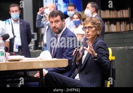 Mauro Scrobogna /LaPresse 03. Oktober 2020&#xa0; Catania Italien politischer Prozess im Kirchenschiff Gregoretti-Fall auf dem Foto: Der Anführer der Liga Matteo Salvini mit der Rechtsanwältin Senatorin Giulia Bongiorno im Rollstuhl während der Pressekonferenz nach der Gerichtsverhandlung Stockfoto