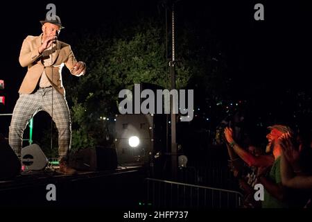 Musikfestival zwischen Klippen und Weinbergen auf der Domaine de l'Hortus. Pat Kalla & die Mojo Band im Konzert. Valflaunes, Ockzitanien, Frankreich Stockfoto