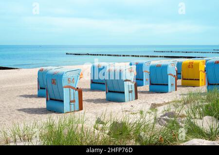 Im Sommer bunte Liegen am Strand bei Kühlungsborn. Mecklenburg-Vorpommern, Deutschland Stockfoto