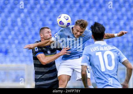 Fabrizio Corragetti / LaPresse 04st. Oktober 2020 Rom, Italien Sportfußball Latium vs Inter - Italienische Fußballmeisterschaft League A Tim 2020/2021 - Stadion Olimpico im Bild: Ciro immobile (Latium) Milan Skriniar (Inter) Stockfoto