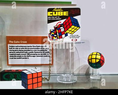 Rochester, New York, USA. 16. Dezember 2021. Rubiks Würfelausstellung, um 1974, erfunden von Erno Rubik, wird im Strong National Museum of Pla ausgestellt Stockfoto