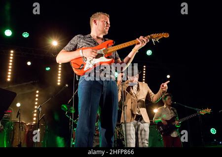 Musikfestival zwischen Klippen und Weinbergen auf der Domaine de l'Hortus. Pat Kalla & die Mojo Band im Konzert. Valflaunes, Ockzitanien, Frankreich Stockfoto