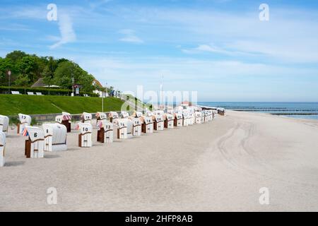 Im Sommer bunte Liegen am Strand bei Kühlungsborn. Mecklenburg-Vorpommern, Deutschland Stockfoto