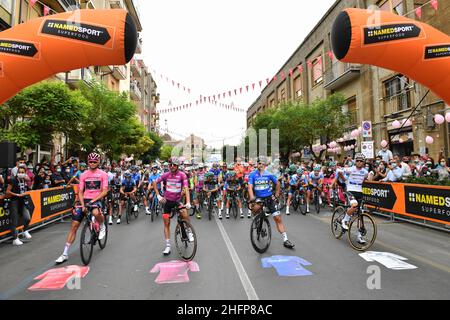 Massimo Paolone/LaPresse 05. Oktober 2020 Italien Sport Radfahren Giro d'Italia 2020 - Ausgabe 103th - Etappe 3 - von Enna zum Ätna (Linguaglossa-Piano Provenzana) im Bild: Start Stockfoto