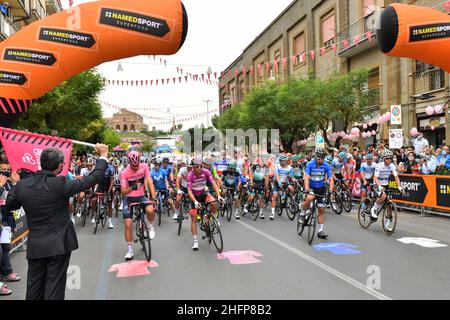 Massimo Paolone/LaPresse 05. Oktober 2020 Italien Sport Radfahren Giro d'Italia 2020 - Ausgabe 103th - Etappe 3 - von Enna zum Ätna (Linguaglossa-Piano Provenzana) im Bild: Start Stockfoto