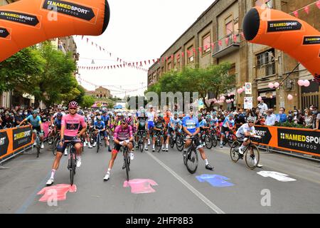 Massimo Paolone/LaPresse 05. Oktober 2020 Italien Sport Radfahren Giro d'Italia 2020 - Ausgabe 103th - Etappe 3 - von Enna zum Ätna (Linguaglossa-Piano Provenzana) im Bild: Start Stockfoto