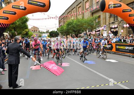 Massimo Paolone/LaPresse 05. Oktober 2020 Italien Sport Radfahren Giro d'Italia 2020 - Ausgabe 103th - Etappe 3 - von Enna zum Ätna (Linguaglossa-Piano Provenzana) im Bild: Start Stockfoto