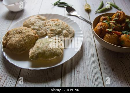 Nahaufnahme von puri oder indischem Fladenbrot, frittiert und auf einem Teller serviert. Selektiver Fokus. Stockfoto