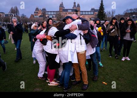 Niederlande, Amsterdam. 16th. Januar 2022. Menschen, die gegen die Covid-19-Beschränkungen und die Sperrung, Impfpass und Impfpflicht protestieren. Stockfoto