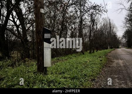 Reflektor auf einem Holzmast am Straßenrand in einem Hain in der italienischen Landschaft Stockfoto