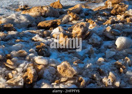 Ostsee im Winter mit gebrochenen Eisrissen. Große Eisstücke, die ins Meer getrieben wurden. Pack Ice baut die Eisberge auf. Stockfoto