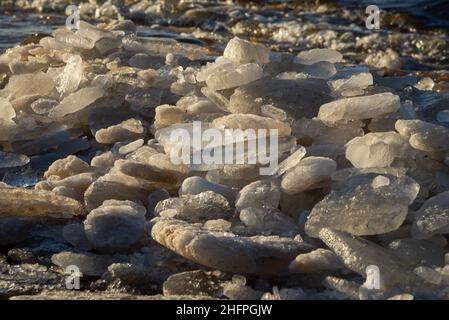 Ostsee im Winter mit gebrochenen Eisrissen. Große Eisstücke, die ins Meer getrieben wurden. Pack Ice baut die Eisberge auf. Stockfoto