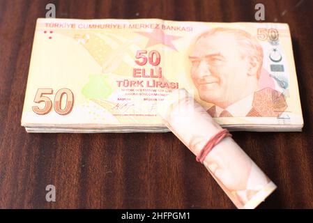 Viele 50 türkische Liras und eine gerollt Stockfoto