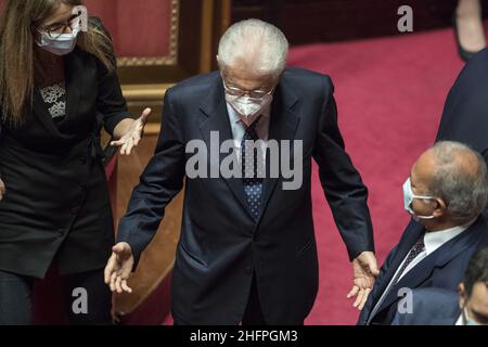 Roberto Monaldo / LaPresse 14-10-2020 Senat von Rom (Italien) - Aktualisierung des Wirtschafts- und Finanzdokuments von 2020 im Bild Mario Monti Stockfoto