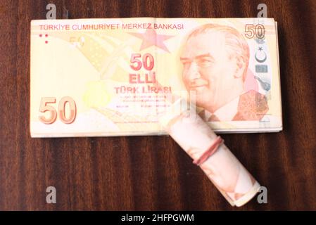 Viele 50 türkische Liras und eine gerollt Stockfoto