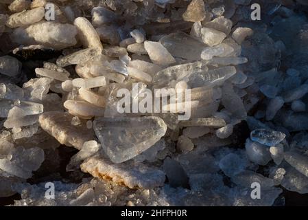 Gefrorene Meer Strand Panorama im Winter mit viel Eis und Schnee am späten Abend Stockfoto