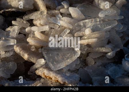 Gefrorene Meer Strand Panorama im Winter mit viel Eis und Schnee am späten Abend Stockfoto