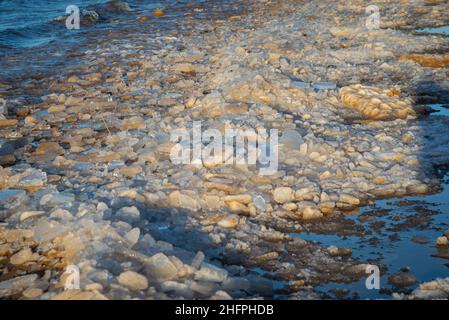 Gefrorene Meer Strand Panorama im Winter mit viel Eis und Schnee am späten Abend Stockfoto