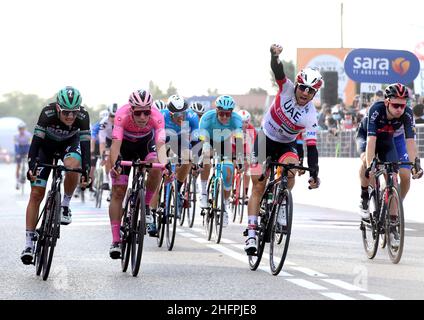 Foto: Jennifer Lorenzini/LaPresse 16 ottobre 2020 Italia Sport Cicismo Giro d'Italia 2020 - edizione 103 - Tappa 13- Da Cervia a Monselice Nella foto: Patrick Konrad (Bora - Hansgrohe), Joao Almeida (Deceuninck - Quick-Step), Diego Ulissi (UAE Team Emirates) vincitore di tappa Foto: Jennifer Lorenzini/LaPresse 16. Oktober 2020 Italien Sport Cycling Giro d'Italia 2020. - 103. Ausgabe - Etappe 13 - ITT - von Cervia nach Monselice im Bild: Patrick Konrad (Bora - Hansgrohe), Joao Almeida (Deceuninck - Quick-Step), Diego Ulissi (UAE Team Emirates) Sieger der Etappe Stockfoto