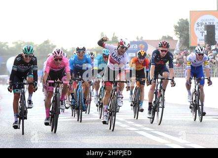 Foto: Jennifer Lorenzini/LaPresse 16 ottobre 2020 Italia Sport Cicismo Giro d'Italia 2020 - edizione 103 - Tappa 13- Da Cervia a Monselice Nella foto: Patrick Konrad (Bora - Hansgrohe), Joao Almeida (Deceuninck - Quick-Step), Diego Ulissi (UAE Team Emirates) vincitore di tappa Foto: Jennifer Lorenzini/LaPresse 16. Oktober 2020 Italien Sport Cycling Giro d'Italia 2020. - 103. Ausgabe - Etappe 13 - ITT - von Cervia nach Monselice im Bild: Patrick Konrad (Bora - Hansgrohe), Joao Almeida (Deceuninck - Quick-Step), Diego Ulissi (UAE Team Emirates) Sieger der Etappe Stockfoto