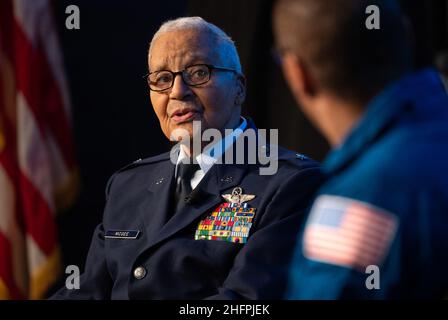 5. Februar 2020, Washington, District of Columbia, USA: Der Ehrenbrigadier der US-Luftwaffe im Ruhestand, CHARLES MCGEE, spricht mit dem NASA-Astronauten Alvin Drew während eines Black History Month-Programms mit dem Titel „Trailblazers, The Story of a Tuskegee Airman“ am NASA-Hauptsitz in Washington, DC. McGee, ein Pilot bei den Tuskegee Airmen während des Zweiten Weltkriegs, war ein Karriereoffizier in der Luftwaffe, der auch während der Korea- und Vietnam-Kriege diente. Während seiner 30-jährigen Dienstzeit flog er 409 Kampfeinsätze. Von den 355 Tuskegee-Piloten, die im Kampf geflogen sind, ist McGee einer von nur neun überlebenden Piloten. (Bild: © Jo Stockfoto