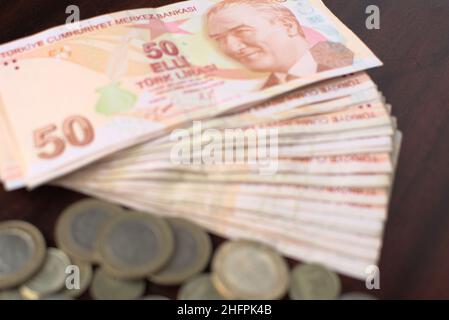 Viele 50 türkische Liras und einige Münzen Stockfoto