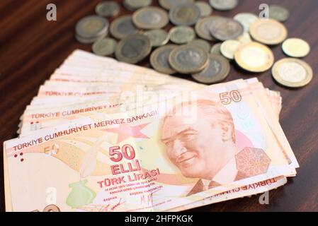 Viele 50 türkische Liras und einige Münzen Stockfoto