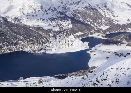 Atemberaubende Aussicht auf den Silvaplana-See im Engadiner Tal vom Piz Corvatsch in den alpen im Kanton Graubünden in der Schweiz Stockfoto