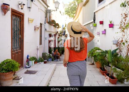 Besuch in Alicante in Spanien. Reisende Frau besucht das Viertel Santa Cruz von Alicante in Spanien. Tourist Mädchen erkunden europäische Stadt mit typischen Stockfoto