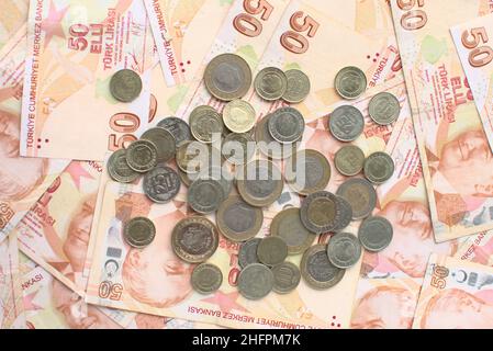 Viele 50 türkische Liras und einige Münzen Stockfoto
