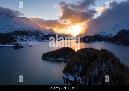 Atemberaubender Sonnenuntergang über dem Sils-See im Engadiner Tal in den alpen im Kanton Graubünden im Winter in der Schweiz Stockfoto