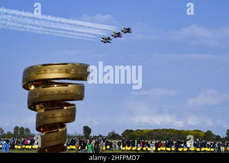 Marco Alpozzi/LaPresse 18. Oktober 2020 Italien Sport Cycling Giro d'Italia 2020 - Ausgabe 103th - Etappe 15 - vom Luftwaffenstützpunkt Rivolto nach Piancavallo im Bild: airshow vor dem Start Stockfoto