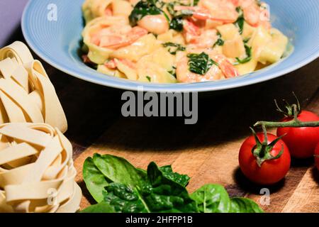 Appetitliche Pasta mit Garnelen, Kirschtomate. Italienische Küche. Stockfoto