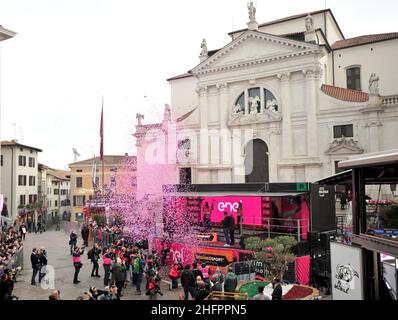 Foto: Jennifer Lorenzini/LaPresse 20 ottobre 2020 Italia Sport Cicismo Giro d'Italia 2020 - edizione 103 - Tappa 16- Da Udine a San Daniele Nella foto: Premiazioni ALMEIDA Joao DECEUNINCK - QUICK - STEP maglia rosa Foto: Jennifer Lorenzini/LaPresse 20. Oktober 2020 Italien Sport Cycling Giro d'Italia 2020 - 103. Ausgabe - Stage 16- ITT - von Udine nach San Daniele im Bild: awards ALMEIDA Joao DECEUNINCK - QUICK - STEP Stockfoto