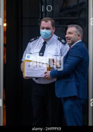 London, England, Großbritannien. 17th Januar 2022. Gemeinsam überreicht die Stiftung 360,000 starke Petition gegen Impfpass an die Downing Street 10. (Bild: © Tayfun Salci/ZUMA Press Wire) Stockfoto