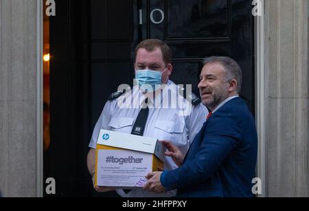 London, England, Großbritannien. 17th Januar 2022. Gemeinsam überreicht die Stiftung 360,000 starke Petition gegen Impfpass an die Downing Street 10. (Bild: © Tayfun Salci/ZUMA Press Wire) Stockfoto