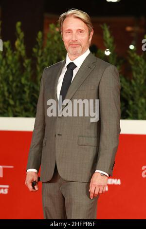 Foto Stefano Colarieti/LaPresse Roma, 20.10.2020, Auditorium Parco della Musica, Festa del Cinema di Roma 15, Red Carpet nella foto: Mads Mikkelsen Foto: Stefano Colarieti/LaPresse Rom, 20.10.2020, Auditorium Parco della Musica, 15th Rome Film Fest, roter Teppich im Bild: Mads Mikkelsen Stockfoto