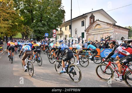 Massimo Paolone/LaPresse 21. Oktober 2020 Italien Sport Cycling Giro d'Italia 2020 - Ausgabe 103th - Etappe 17 - von Bassano del Grappa nach Madonna di Campiglio im Bild: Während des Rennens Stockfoto