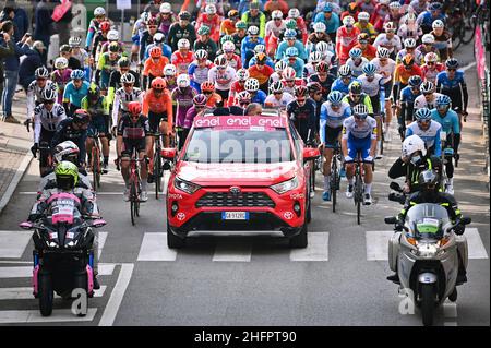 Massimo Paolone/LaPresse 22. Oktober 2020 Italien Sport Cycling Giro d'Italia 2020 - Ausgabe 103th - Etappe 18 - von Pinzolo nach Laghi di Cancano (Parco Nazionale Stelvio) im Bild: Der Start des Rennens Stockfoto