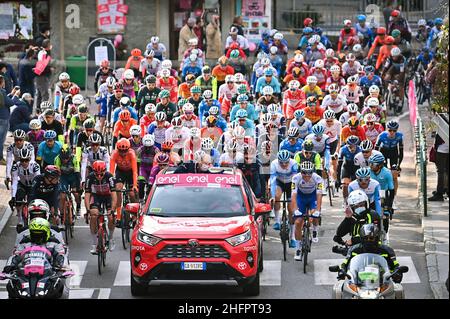 Massimo Paolone/LaPresse 22. Oktober 2020 Italien Sport Cycling Giro d'Italia 2020 - Ausgabe 103th - Etappe 18 - von Pinzolo nach Laghi di Cancano (Parco Nazionale Stelvio) im Bild: Der Start des Rennens Stockfoto